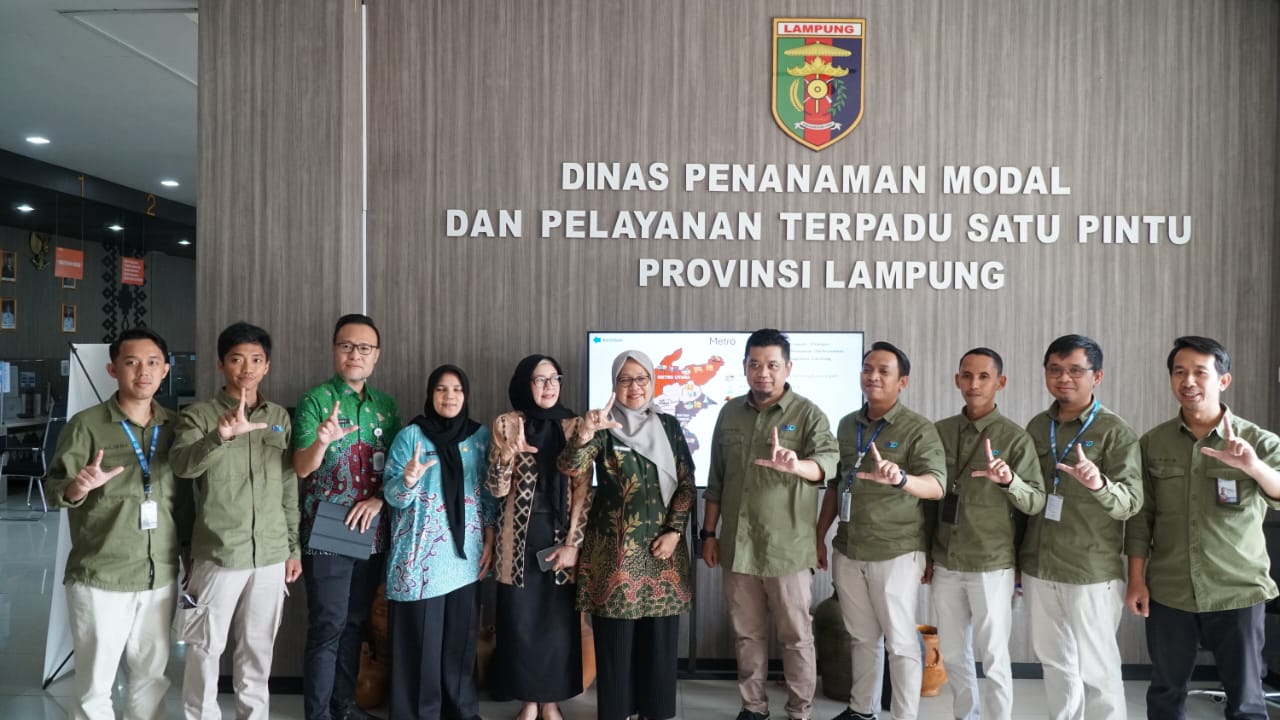 Pegawai Balmon SFR Kelas II Lampung bersama perwakilan DPMPTSP Provinsi Lampung di area loket pelayanan Gedung DPMPTSP